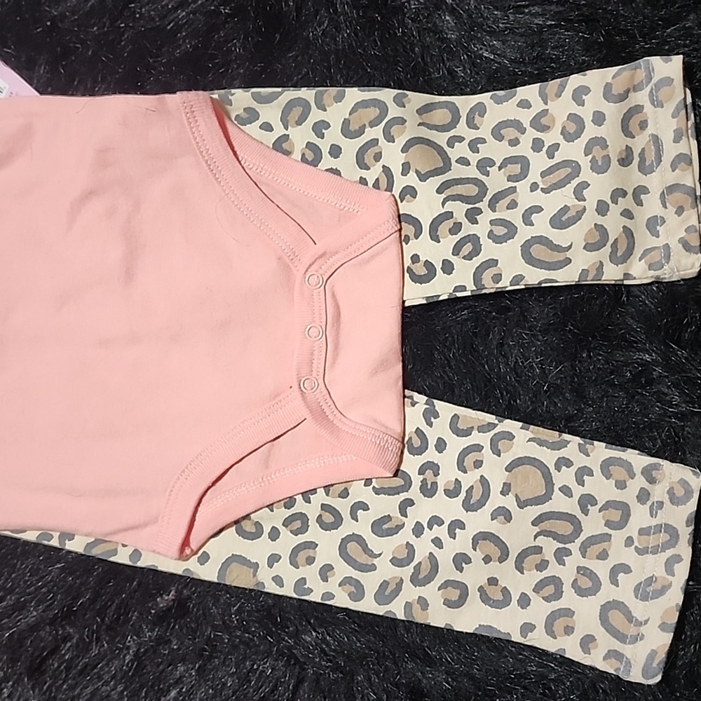 Adorable Cat Print Baby One Piece Set. Brand New With Tags & Hanger. - Picture 4 of 7